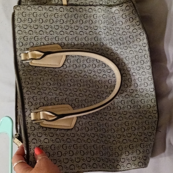 Guess Purse - Picture 6 of 6